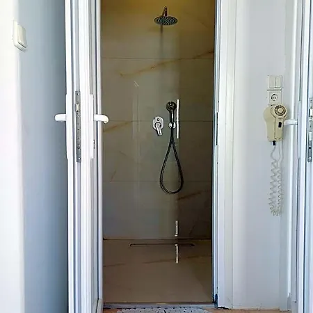 Manos Otel 4*